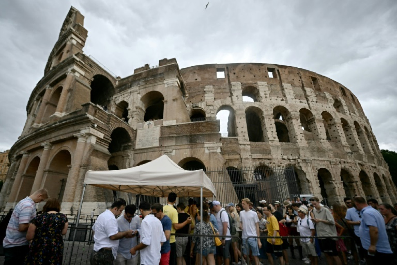Des touristes font la queue pour visiter le Colisée le 3 juillet 2024 à Rome © Filippo MONTEFORTE