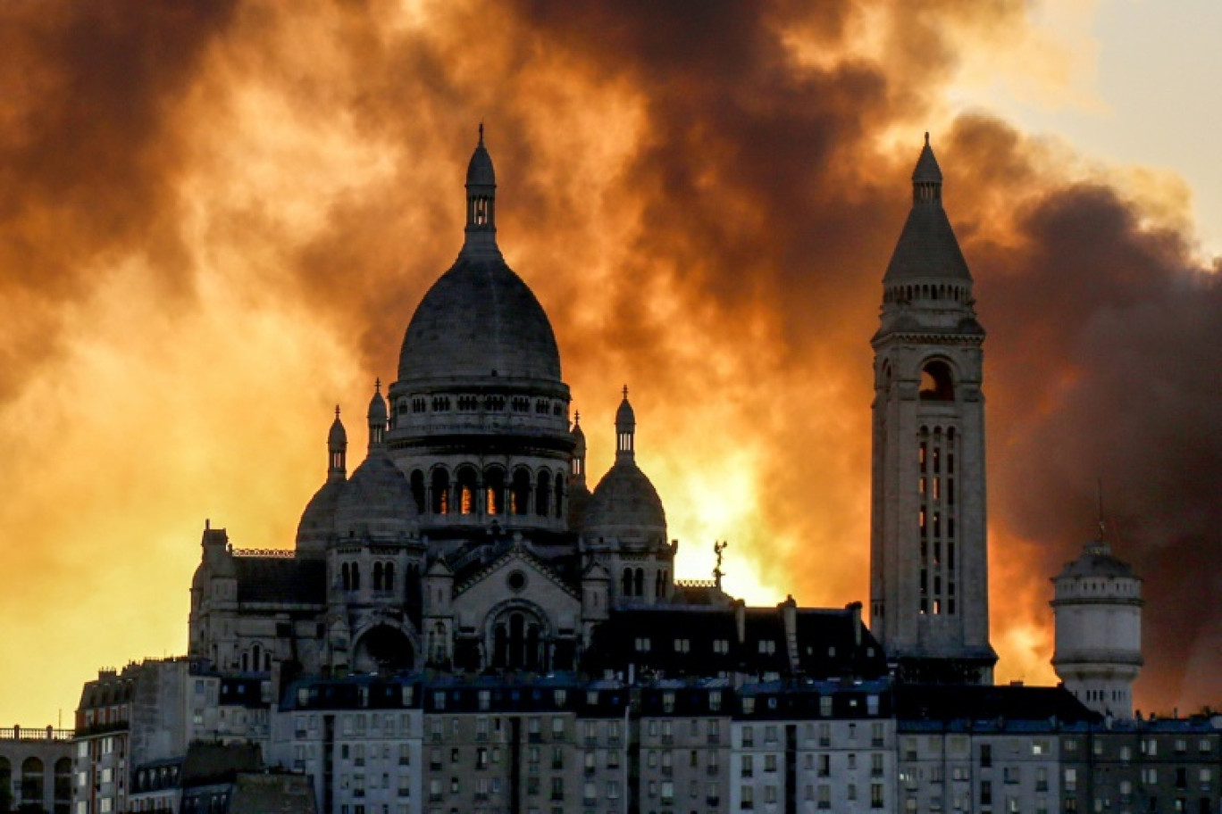 Un nuage de fumée derrière la basilique du Sacré-Cœur alors qu'un important incendie s'est déclaré dans le 17e arrondissement, dans le nord de Paris, le 7 avril 2025 © Idhir BAHA