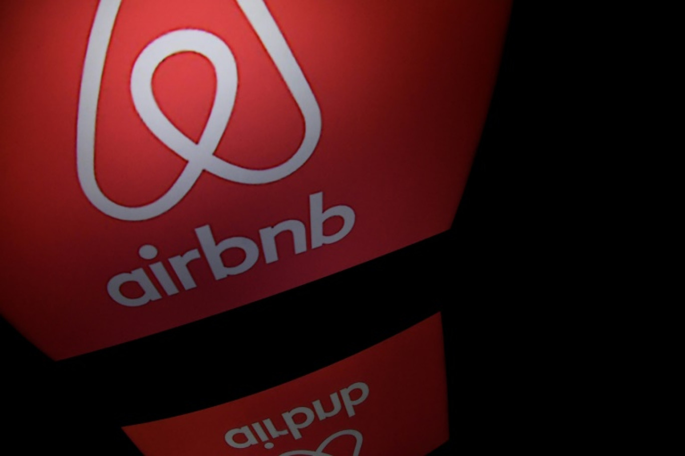 Logo de la plateforme Airbnb, le 2 mars 2017 à Paris © Lionel BONAVENTURE