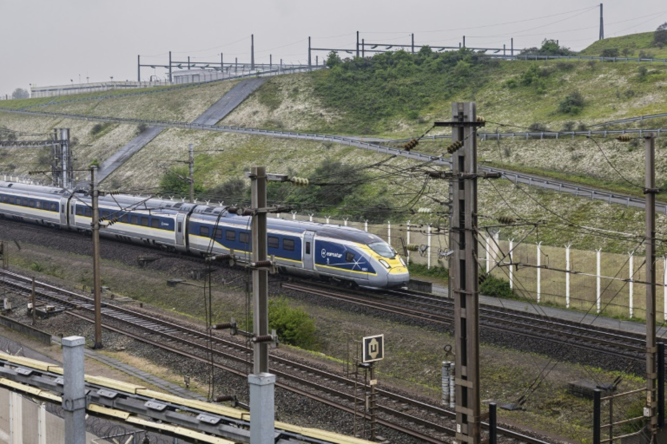 Un train arrivant au tunnel sous la Manche à Coquelles, dans le nord de la France, le 6 mai 2024 © Sameer Al-DOUMY