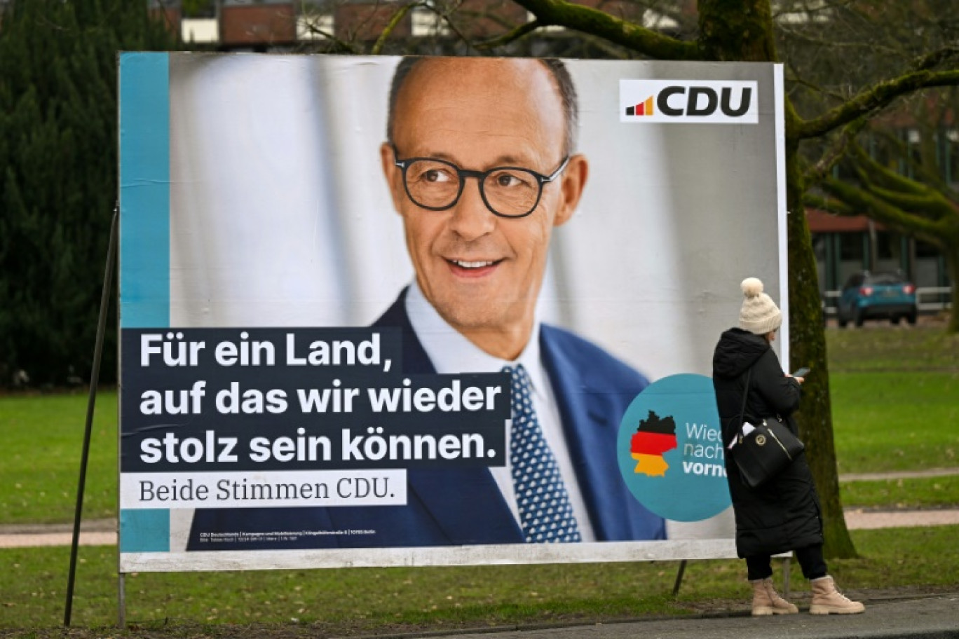 Des autocollants de campagne du candidat conservateur Friedrich Merz,  lors d'un meeting à Brilon, le 19 janvier 2025 en Allemagne © INA FASSBENDER