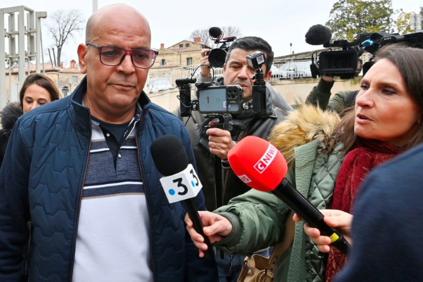 L'influenceur algérien Doualemn, à son arrivée au tribunal à Montpellier, le 24 février 2025 © Sylvain THOMAS