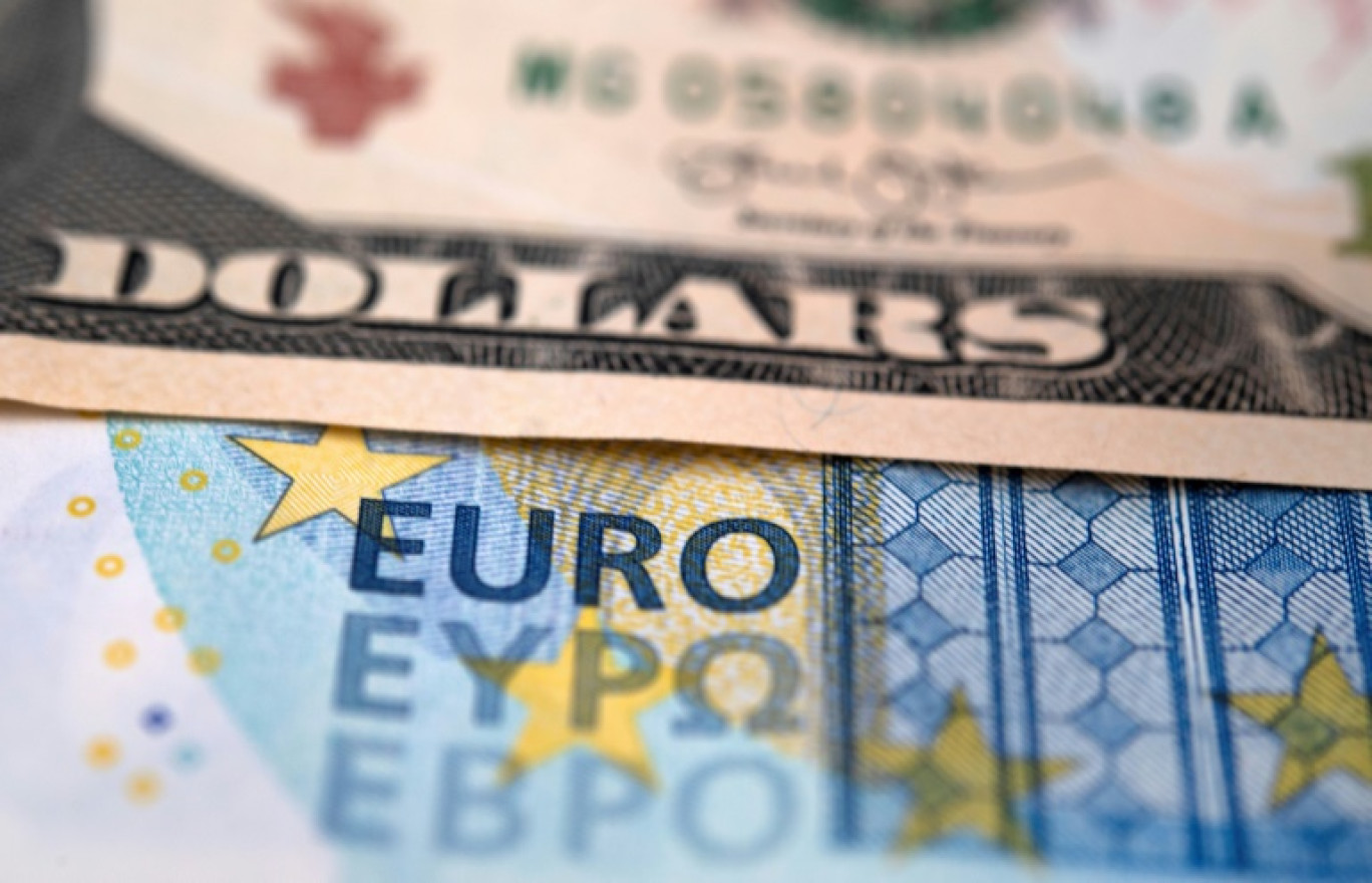 Vers 19H45 GMT, le billet vert abandonnait 0,39% face à l'euro © FRED TANNEAU