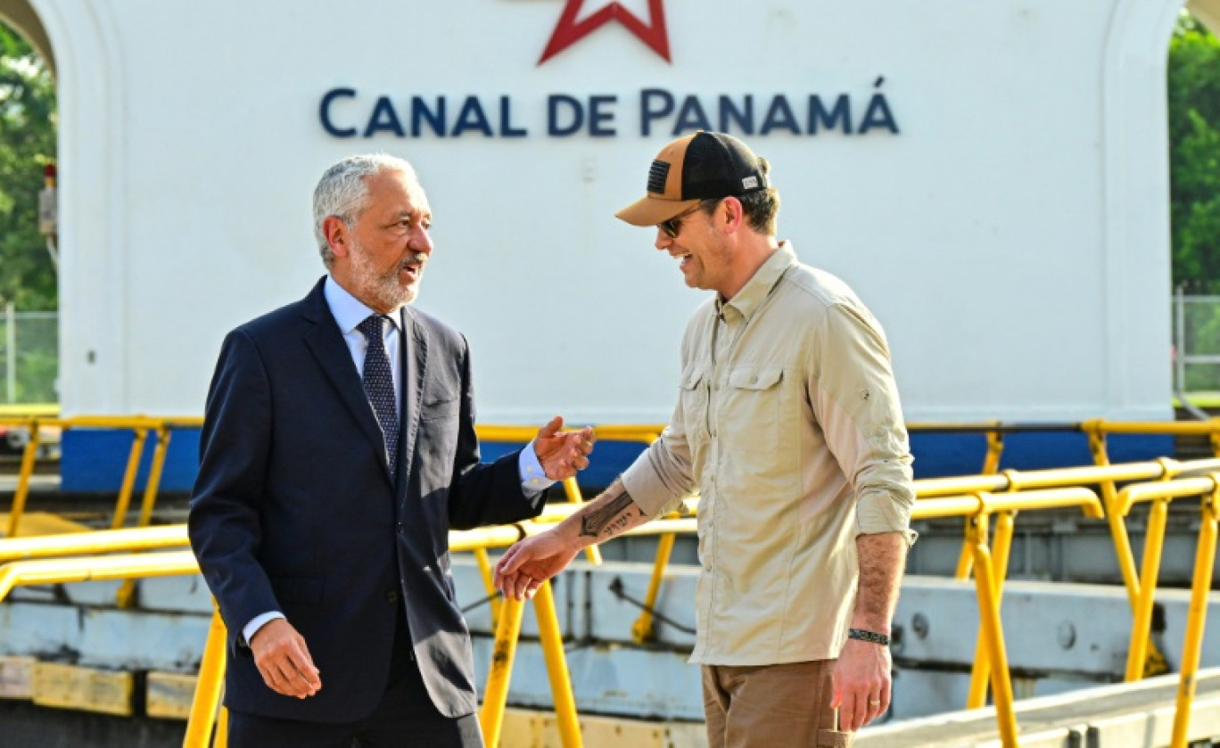 Le ministre américain de la Défense Pete Hegseth (à droite) et l'administrateur du Canal de Panama Ricaurte Vasquez, le 8 avril 2025 © MARTIN BERNETTI