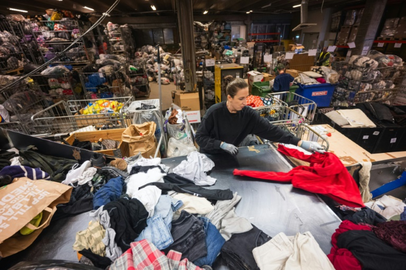 Dans un centre de tri de vêtements, à Stockholm, le 10 avril 2025 © Jonathan NACKSTRAND