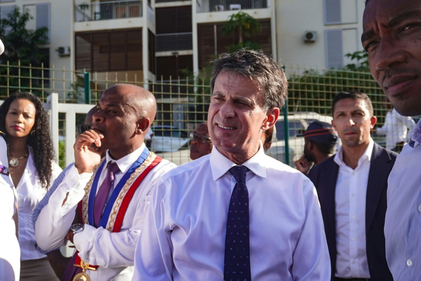 Le ministre des Outre-mer, Manuel Valls et le maire de Mamoudzou Ambdilwahedou Soumaila visitent un bâtiment de la Société immobilière de Mayotte en cours de reconstruction à Passamainty dans la commune de Mamoudzou à Mayotte, le 8 avril 2025 © Marine GACHET