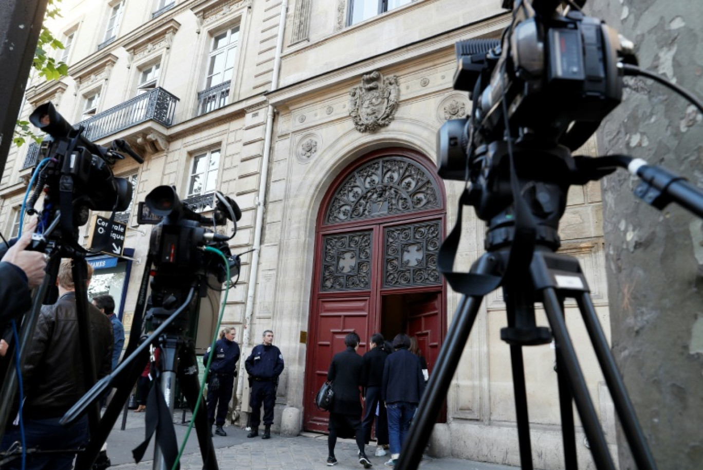 Des caméras installées devant des policiers qui montent la garde à l'entrée d'une résidence hôtel de la rue Tronchet, près de Madeleine, le 3 octobre 2016 à Paris, où la star américaine de la téléréalité Kim Kardashian a été braquée par des assaillants déguisés en policiers qui ont emporté plusieurs millions d'euros de bijoux © Thomas SAMSON