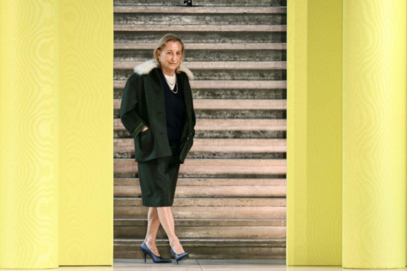 La styliste italienne Miuccia Prada à la fin du défilé de la maison Miu Miu à Paris le 11 mars 2025 © ALAIN JOCARD