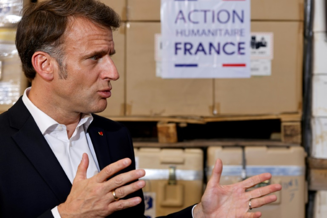 Le président français Emmanuel Macron prononce un discours devant l'aide humanitaire destinée à Gaza, à l'entrepôt du
Croissant-Rouge égyptien à Arish, ville du nord-est de l'Égypte, à environ 55 kilomètres à l'ouest de la frontière avec la bande de Gaza, le 8 avril 2025 © Ludovic MARIN