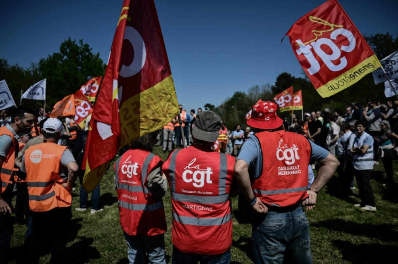 Des syndicalistes et employés des groupes de l'industrie de la défense Thales, ArianeGroup et Dassault manifestent à Mérignac, le 10 avril 2025 en Gironde © Philippe LOPEZ
