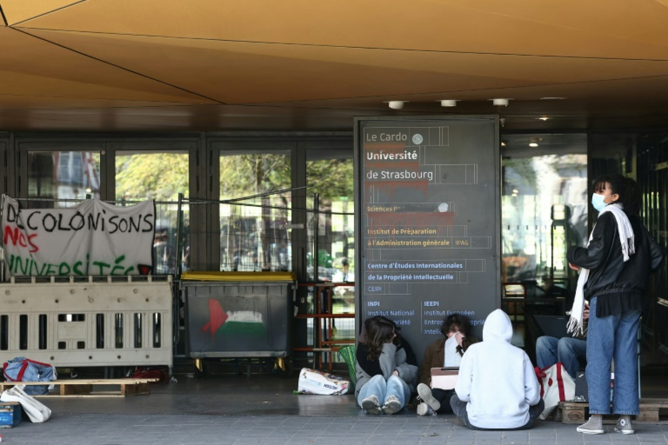 Des étudiants bloquent l'entrée de Sciences Po Strasbourg pour protester contre la décision du Conseil d'administration de leur école de maintenir un partenariat avec une université israélienne, le 9 avril 2025 à Strasbourg © Frederick FLORIN