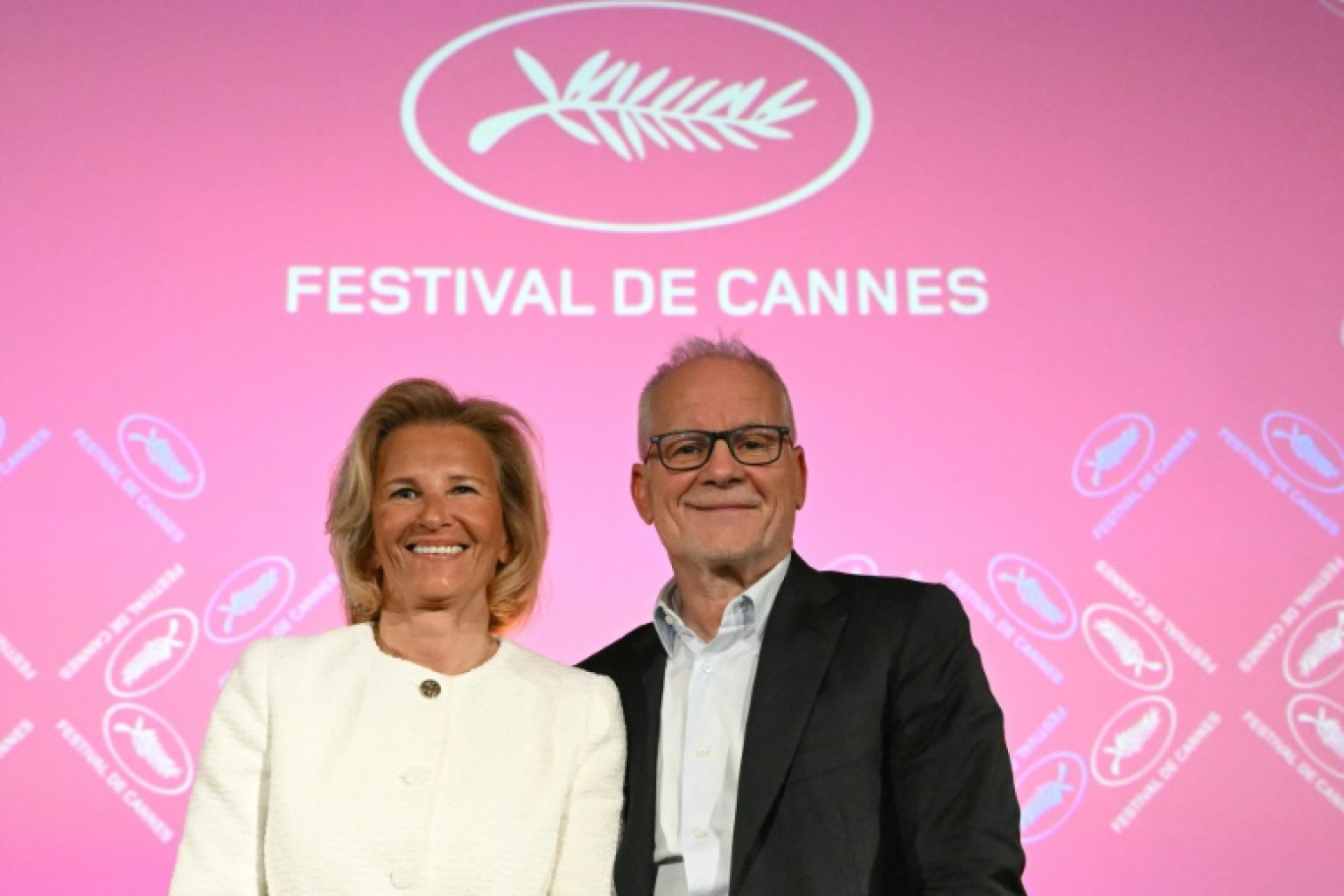 Le délégué général du festival, Thierry Fremaux (droite), et la présidente du festival, Iris Knobloch, posent lors d'une conférence de presse pour annoncer la sélection officielle de la 78e édition du Festival de Cannes, au cinéma UGC Montparnasse à Paris, le 10 avril 2025 © Bertrand GUAY