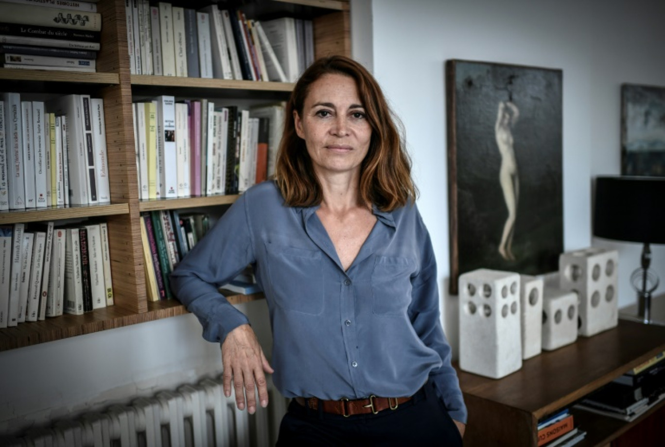 La journaliste et écrivaine Helene Devynck le 22 juin 2021 à Paris © STEPHANE DE SAKUTIN