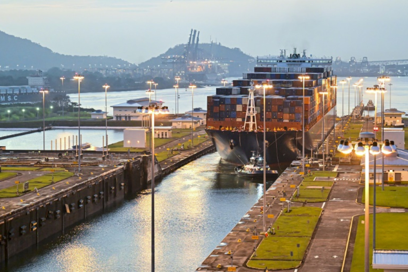 Un cargo traverse les écluses Cocoli du canal de Panama, le 21 février 2025 © MARTIN BERNETTI