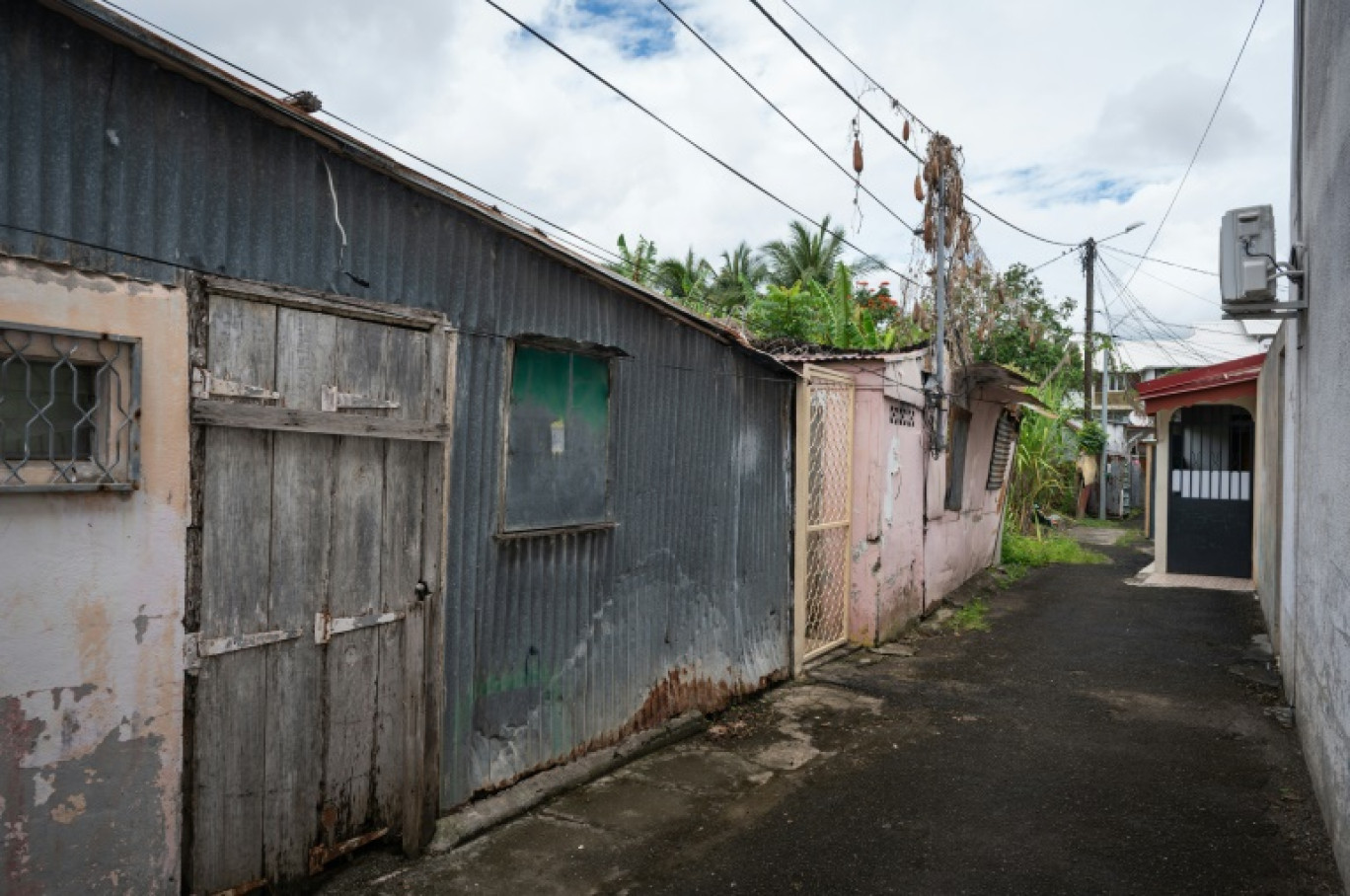 Une ruelle de Vieux-Bourg, Les Abymes, Guadeloupe, 9 avril 2025 © Carla Bernhardt
