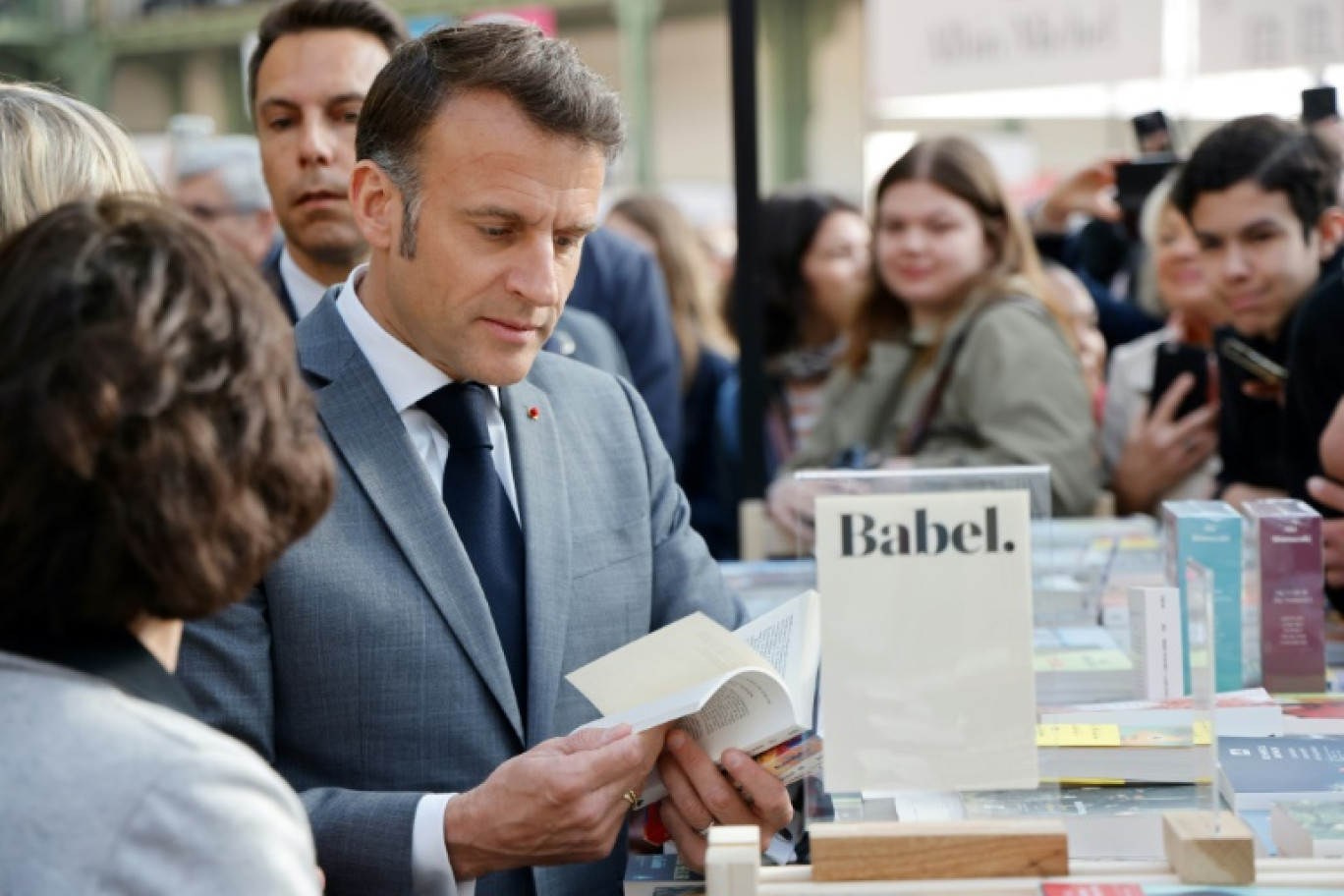 Le président français Emmanuel Macron visite le Festival du Livre au Grand Palais à Paris le 11 avril 2025 © Ludovic MARIN