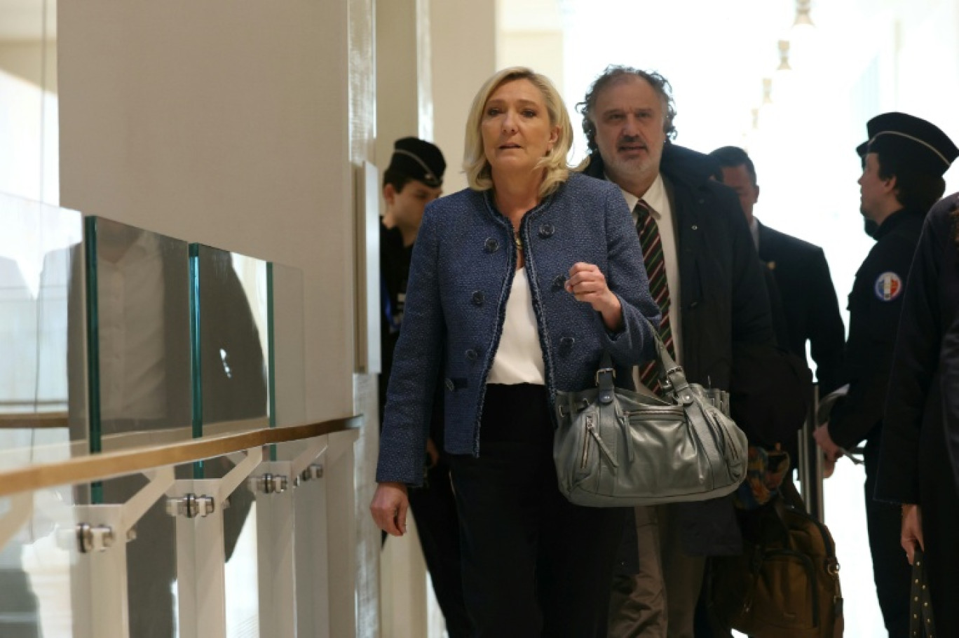 Marine Le Pen arrive à une audience de son procès pour détournement de fonds publics, le 31 mars 2025 à Paris © Alain JOCARD