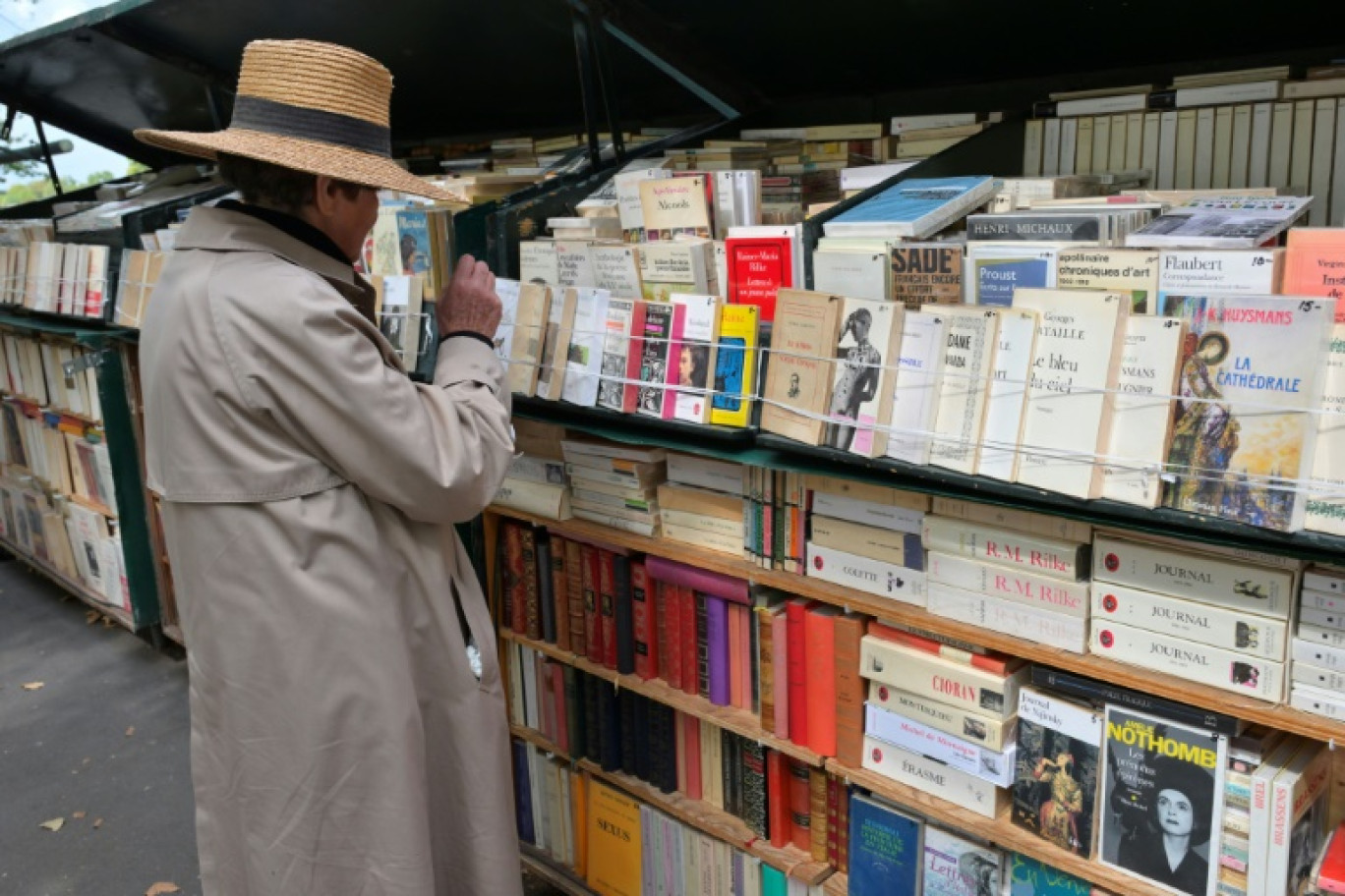 Une bouquiniste sur les quais de la Seine à Paris, le 29 août 2023. La France a été le premier pays au monde, en 1981, à imposer un prix unique aux livres neufs. © MIGUEL MEDINA