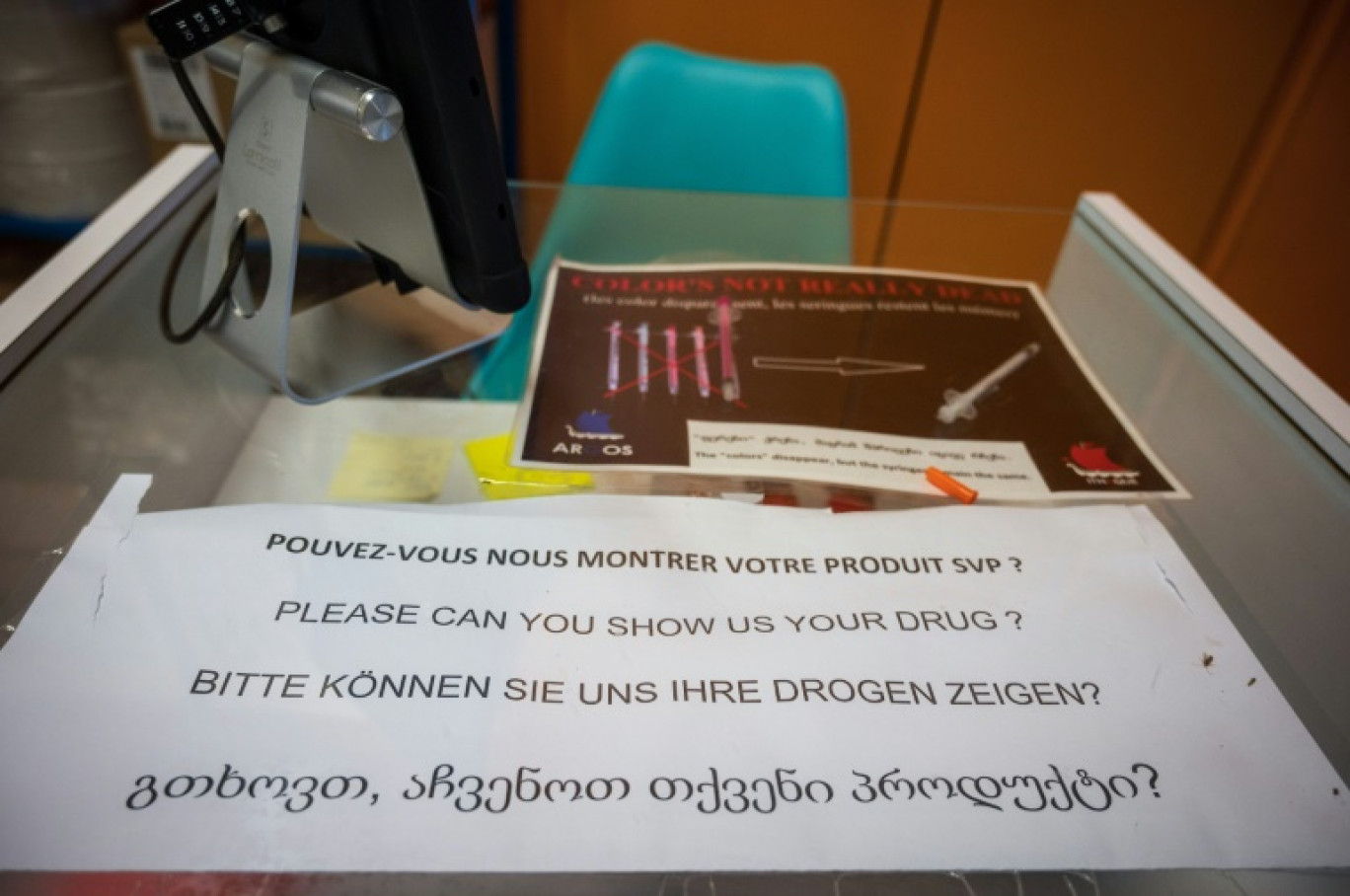 Affiche d'information dans une "halte soins addictions" (HSA) aussi appelée "salle de shoot", à Strasbourg, le 6 octobre 2021 © PATRICK HERTZOG