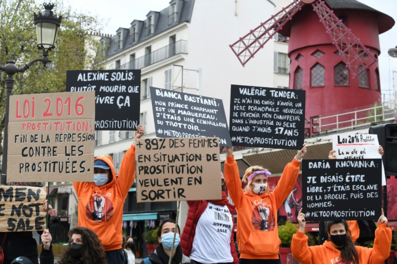 Manifestation le 11 avril 2021 de travailleurs du sexe devant le Moulin Rouge à Paris pour demander l'application de la loi de 2016 sur la prostitution © ALAIN JOCARD