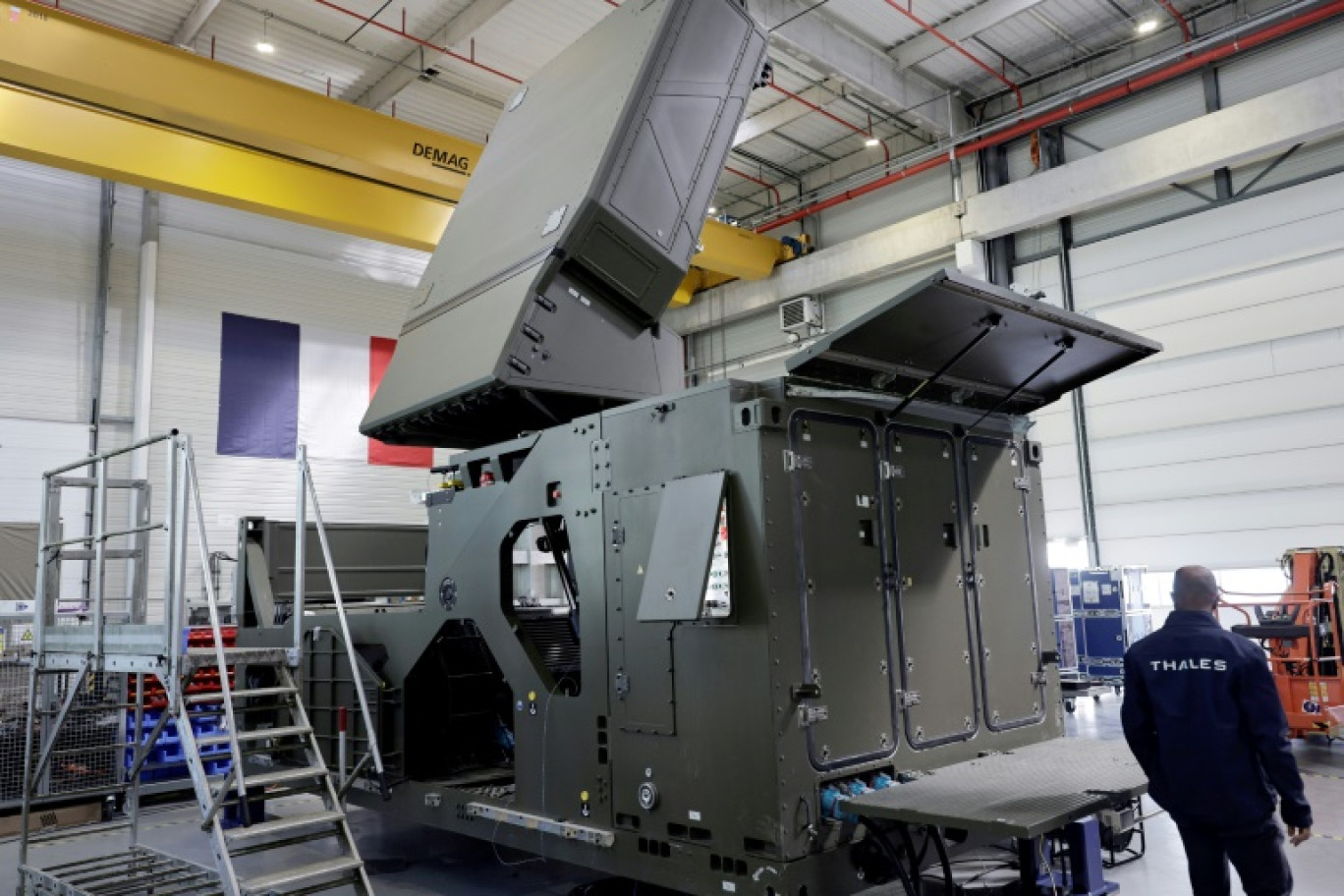 Dans le hall de l'intégration des radars de défense anti-aérienne de Thales à Limours, près de Paris, le 10 avril 2025 © STEPHANE DE SAKUTIN