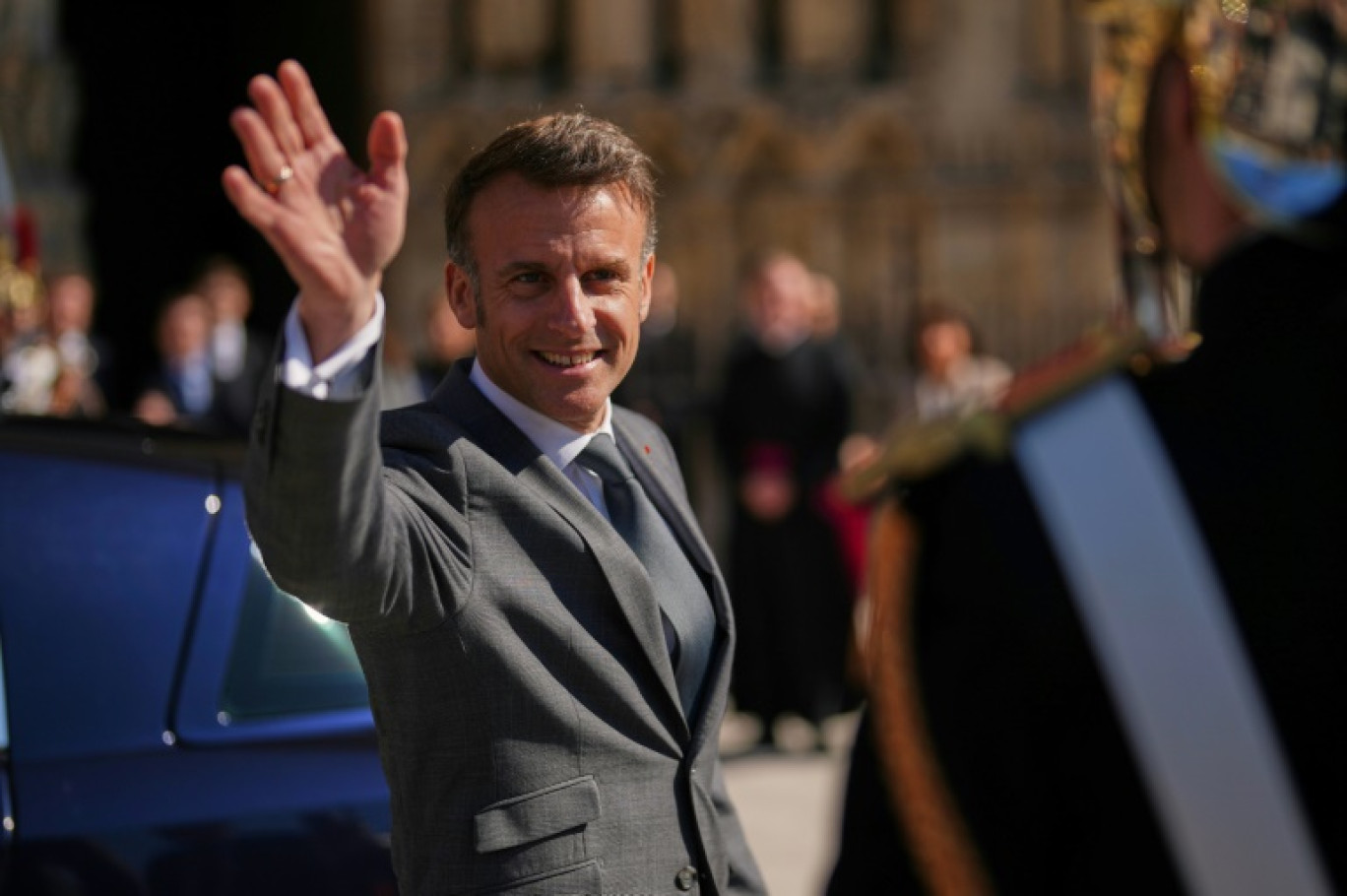 Le président français Emmanuel Macron salue les visiteurs de la cathédrale Notre-Dame de Paris, à Paris, le 2 avril 2025 © Thibault Camus