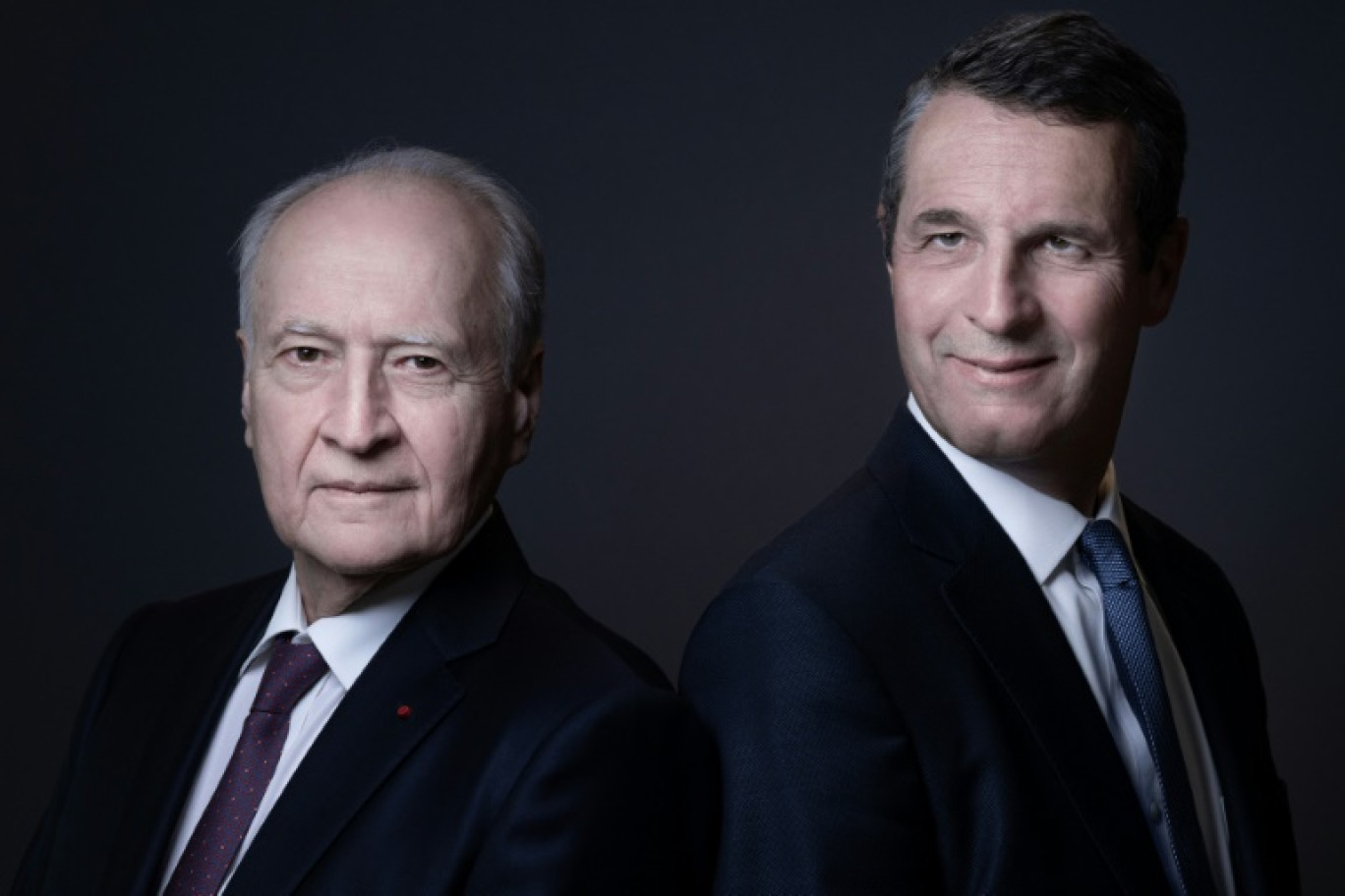 Xavier Huillard, Pdg du groupe de BTP Vinci (g), va céder la direction-générale du groupe à Pierre Anjolras (d) lors de l'assemblée générale des actionnaires qui se tient jeudi 17 avril 2025. Photographiés au siège du groupe à Nanterre le 6 mars 2025 © JOEL SAGET