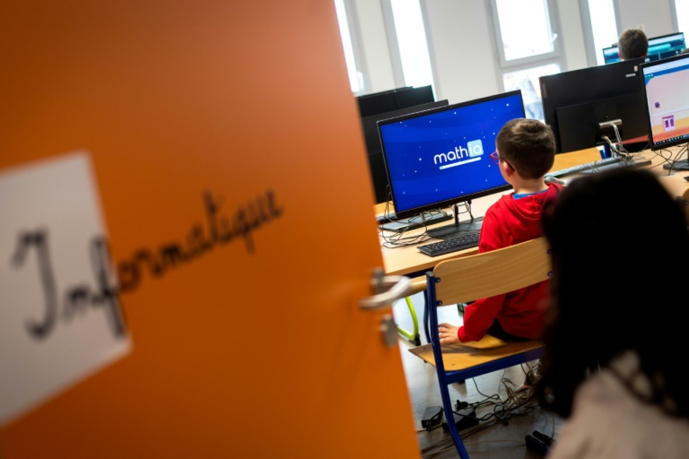 Des élèves d'une école primaire de Colomiers, près de Toulouse, dans le labo informatique de l'établissement, le 14 mars 2025 © Matthieu RONDEL