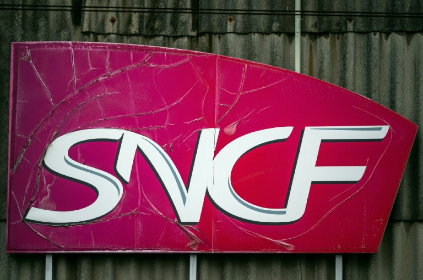 Des militants syndicaux sur un quai de la gare de Limoges où le "train de la colère" fait un arrêt le 15 avril 2025 © PASCAL LACHENAUD