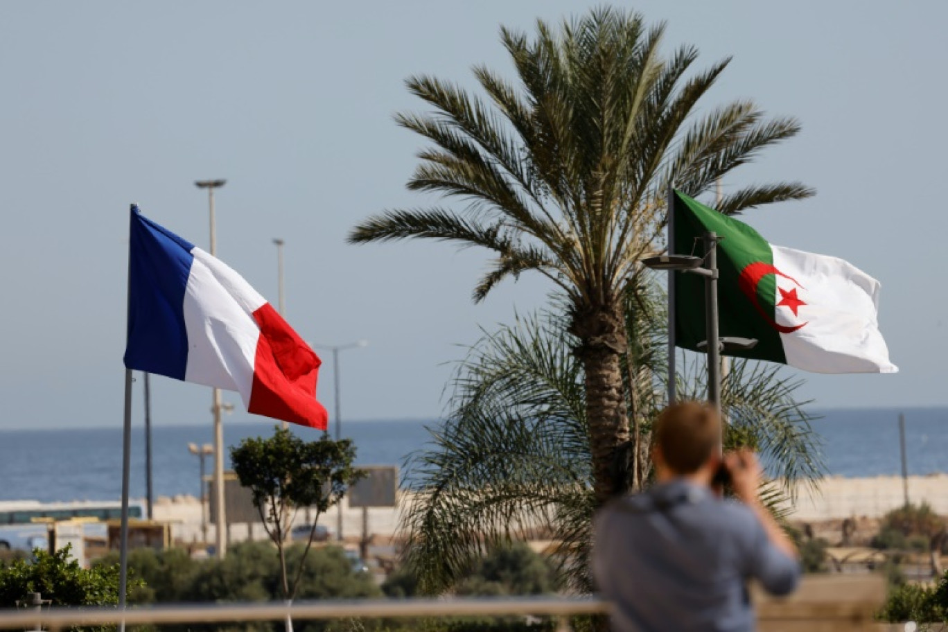 Paris est disposée à engager un bras de fer avec l'Algérie si elle ne revient pas sur sa décision d'expulser les douze fonctionnaires français © Ludovic MARIN