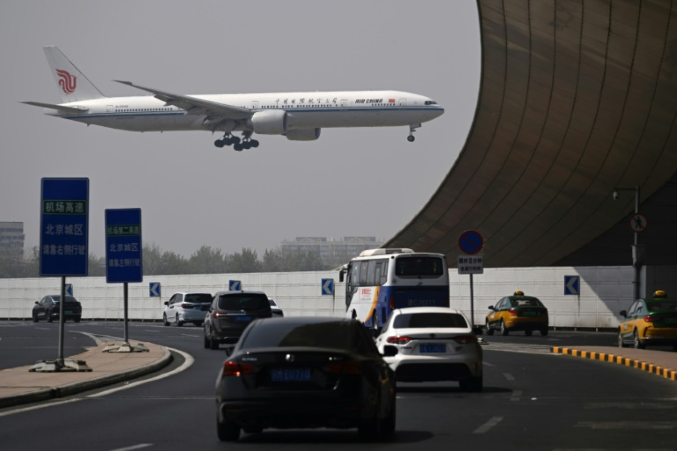 Boeing 777-300 de la compagnie Air China atterrissant à l'aéroport international de Pékin le 10 avril 2025. © WANG Zhao