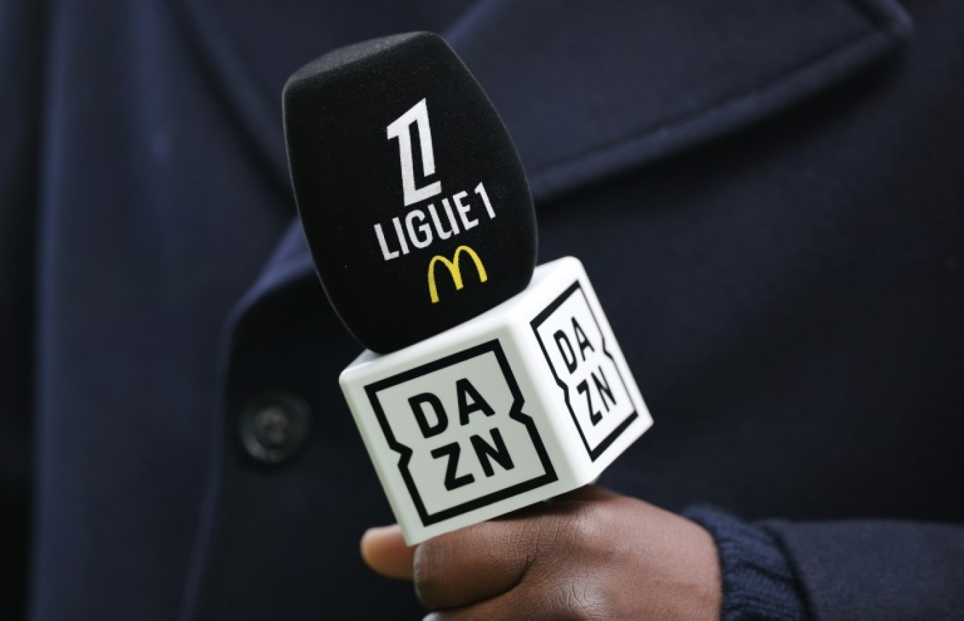 Logos de la Ligue 1 et du diffuseur DAZN sur un micro, le 23 février 2025 au stade de la Beaujoire, à Nantes © FRED TANNEAU