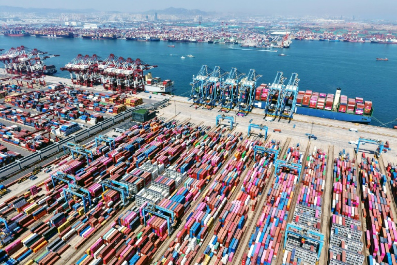 Des conteneurs prêts à l'exportation dans le port de Qingdao, en Chine, le 15 avril 2025 © STR