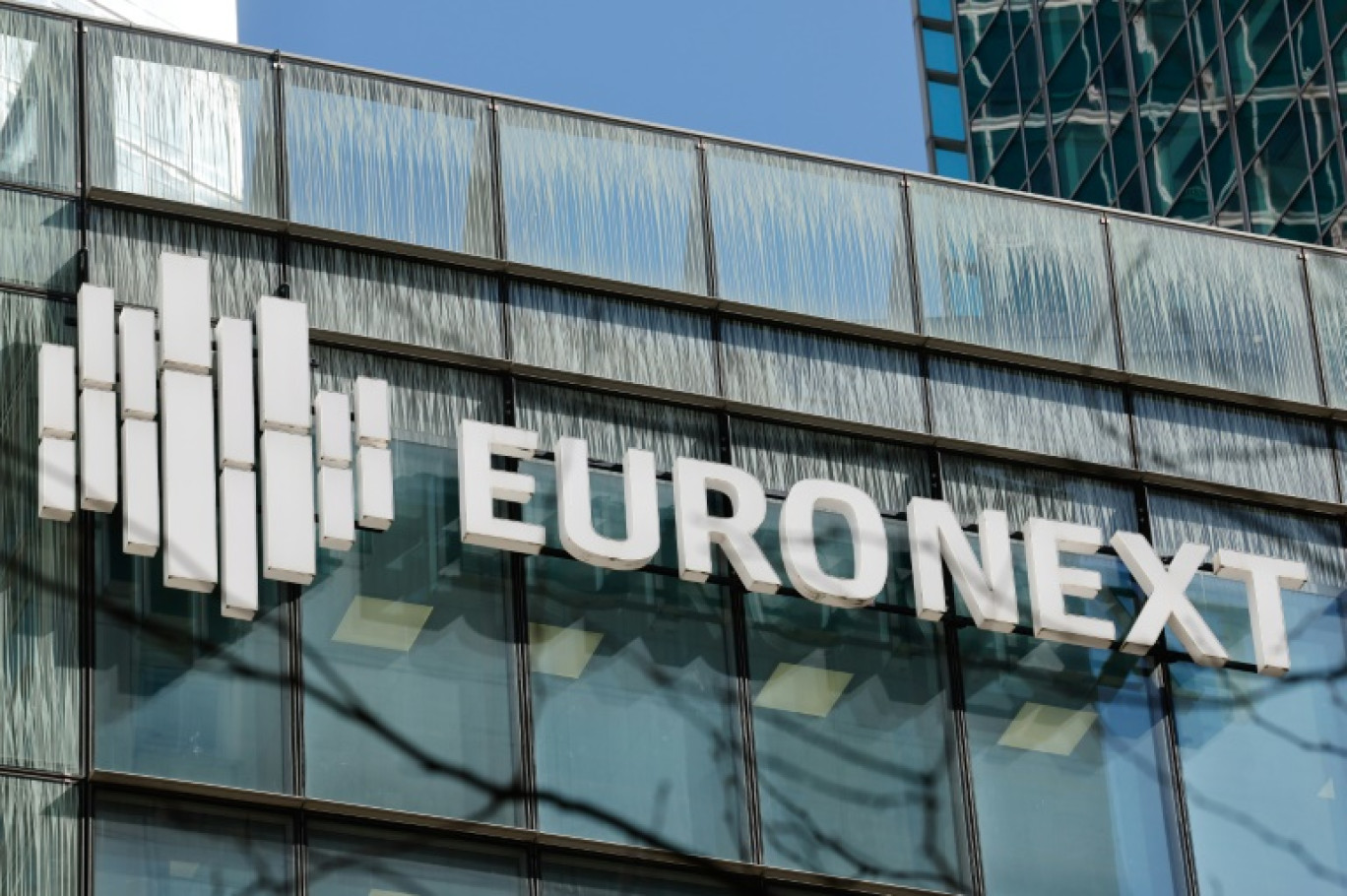 Le logo d'Euronext, qui détient notamment la BOurse de Paris, à son siège du quartier des affaires parisien de La Défense, le 7 avril 2025 © Xavier GALIANA