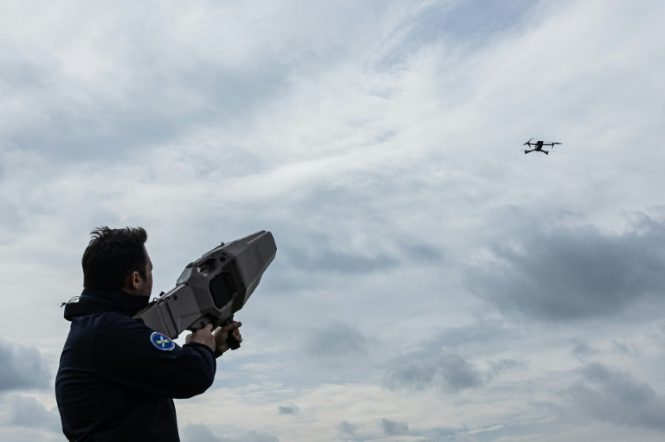 Alexandre Massonnet, directeur des ventes chez MC2 Technologies, fait la démonstration d'un brouilleur de drone RF NEROD à Villeneuve-d'Ascq, le 15 avril 2025 © Sameer Al-DOUMY