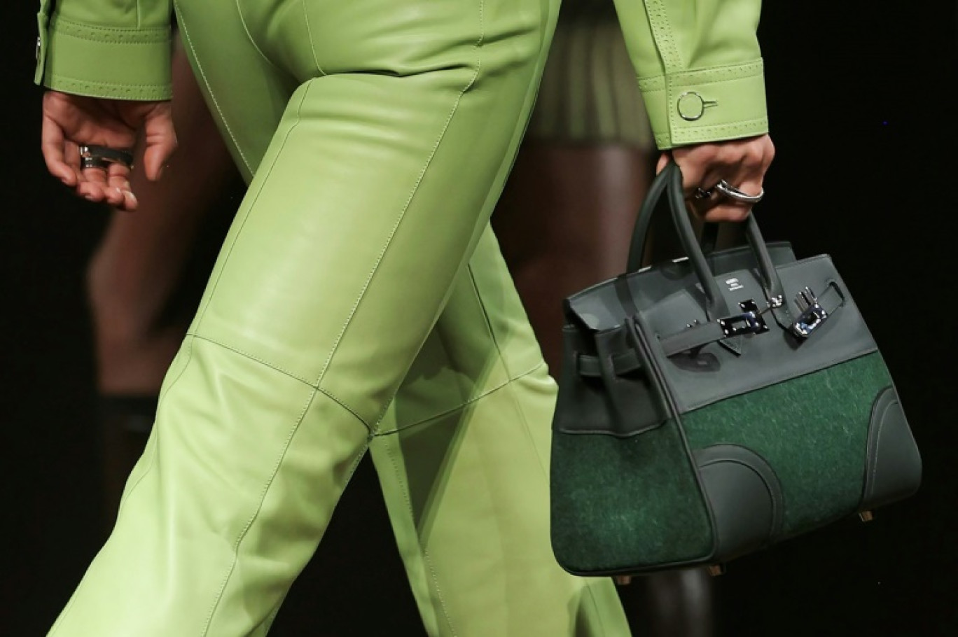 Lors du défilé d'Hermès présentant sa collection de prêt-à-porter féminin automne-hiver 2025-2026 à Paris, le 8 mars 2025 © Thomas SAMSON
