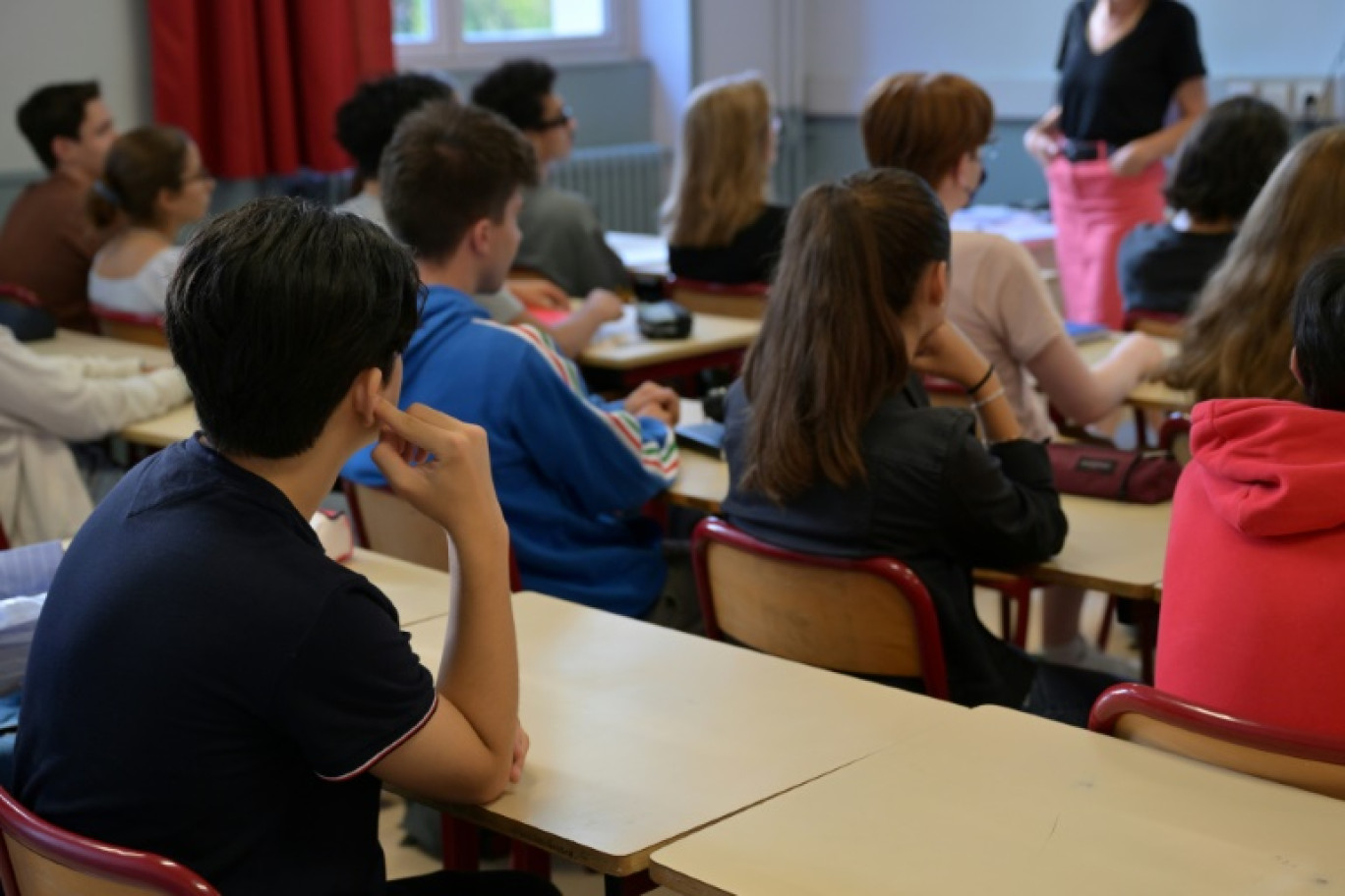 Le décret encadrant la réforme des concours enseignants, qui vont être avancés de bac+5 à bac+3 pour tenter notamment de répondre aux difficultés de recrutement de nouveaux professeurs, a été publié samedi au Journal officiel © Miguel MEDINA
