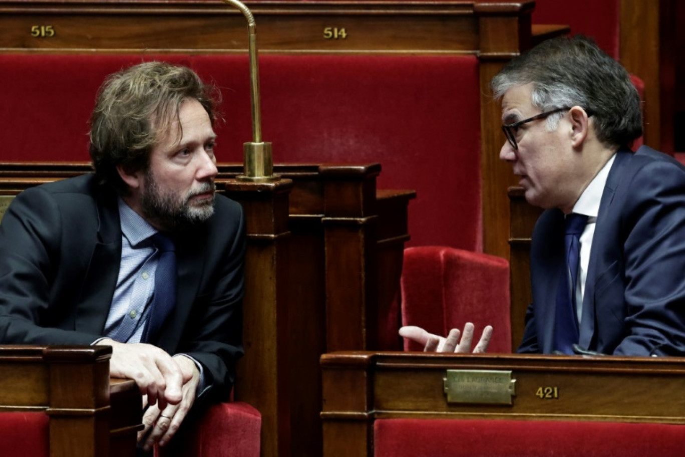 Olivier Faure (D), actuel premier secrétaire du Parti socialiste, discute avec Boris Vallaud (G), chef du groupe des députés PS, à l'Assemblée nationale, à Paris le 29 janvier 2025 © STEPHANE DE SAKUTIN