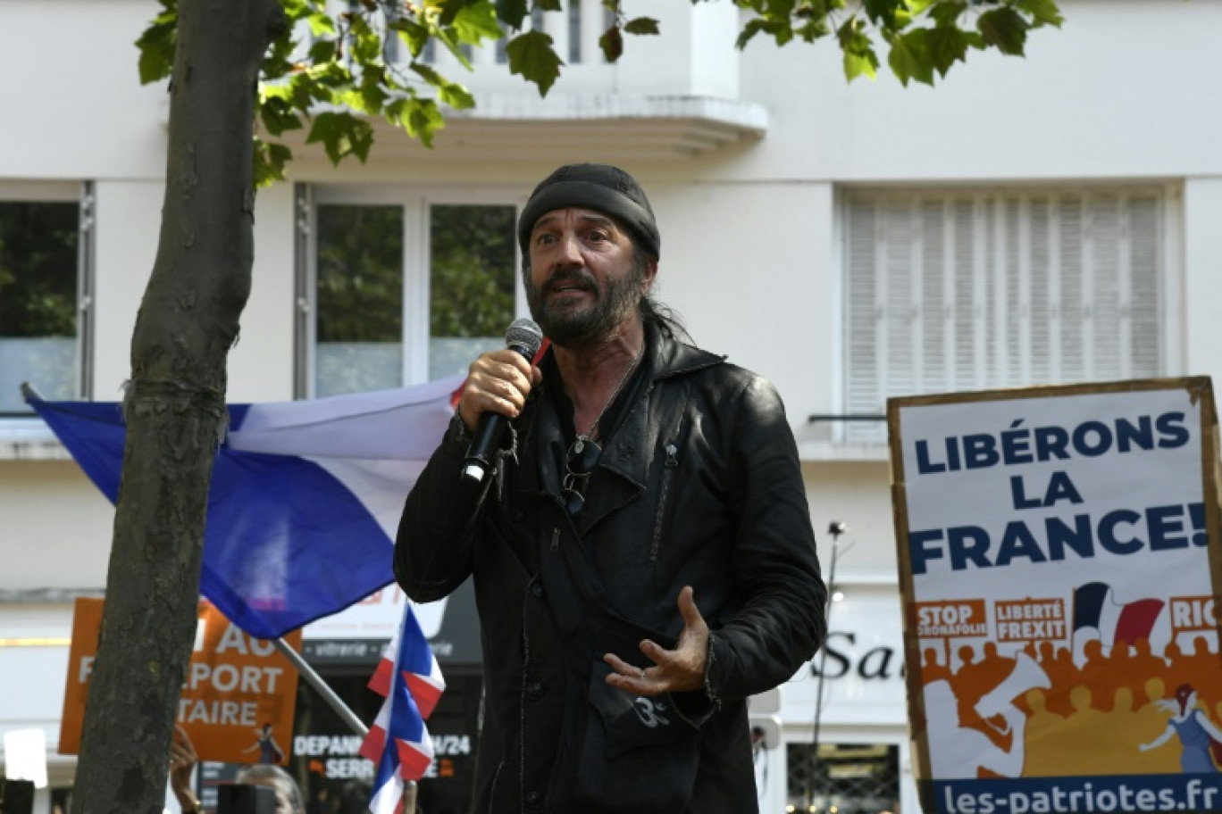 Francis Lalane lors d'une manifestation contre les nouvelles mesures contre le coronavirus, notamment un pass sanitaire, à Paris le 17 juillet 2021 © Bertrand GUAY