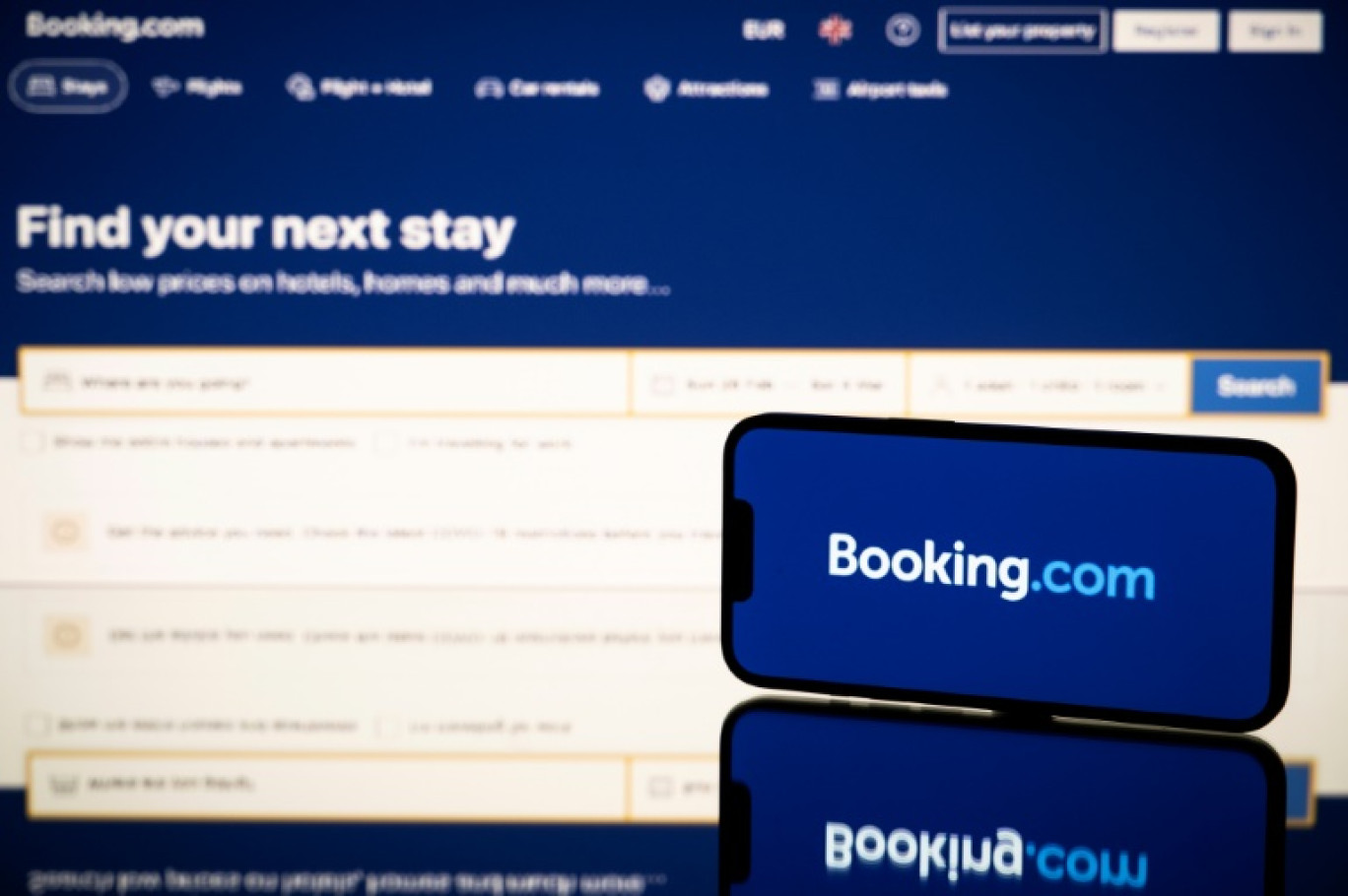 Logo et site internet de la plateforme de location Booking, le 25 janvier 2023 à Toulouse © Lionel BONAVENTURE