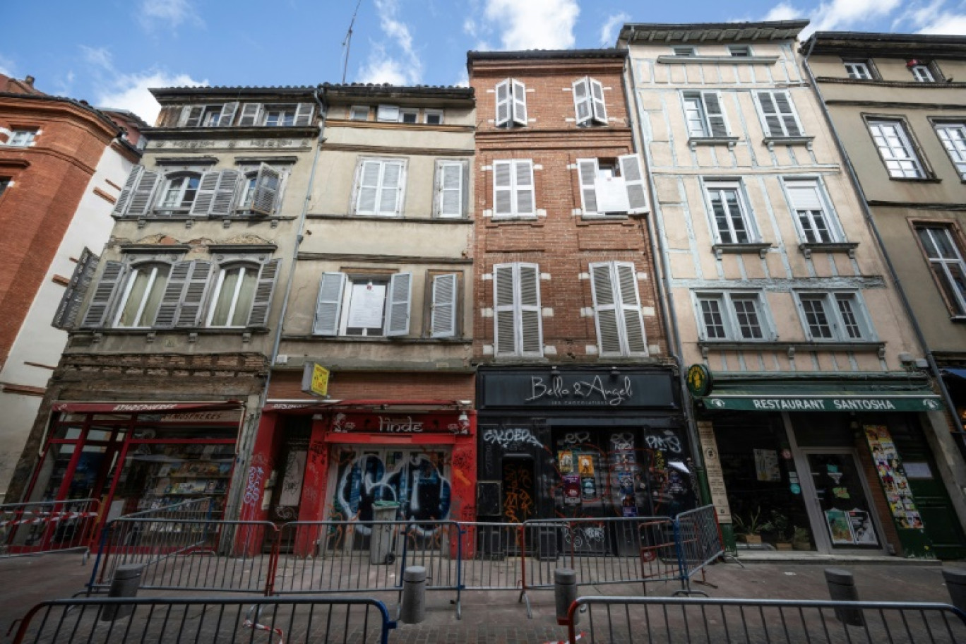 Un immeuble menaçant de s'effondrer, sécurisé par les services municipaux à Toulouse, le 14 avril 2025 en Haute-Garonne © Lionel BONAVENTURE