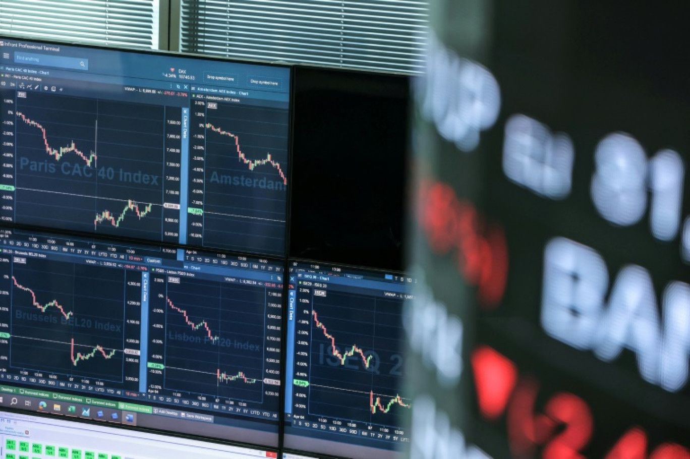 Des écrans d'indices dans la salle de contrôle d'Euronext, société qui gère la Bourse de Paris, à La Défense, le 7 avril 2025 © Thomas SAMSON
