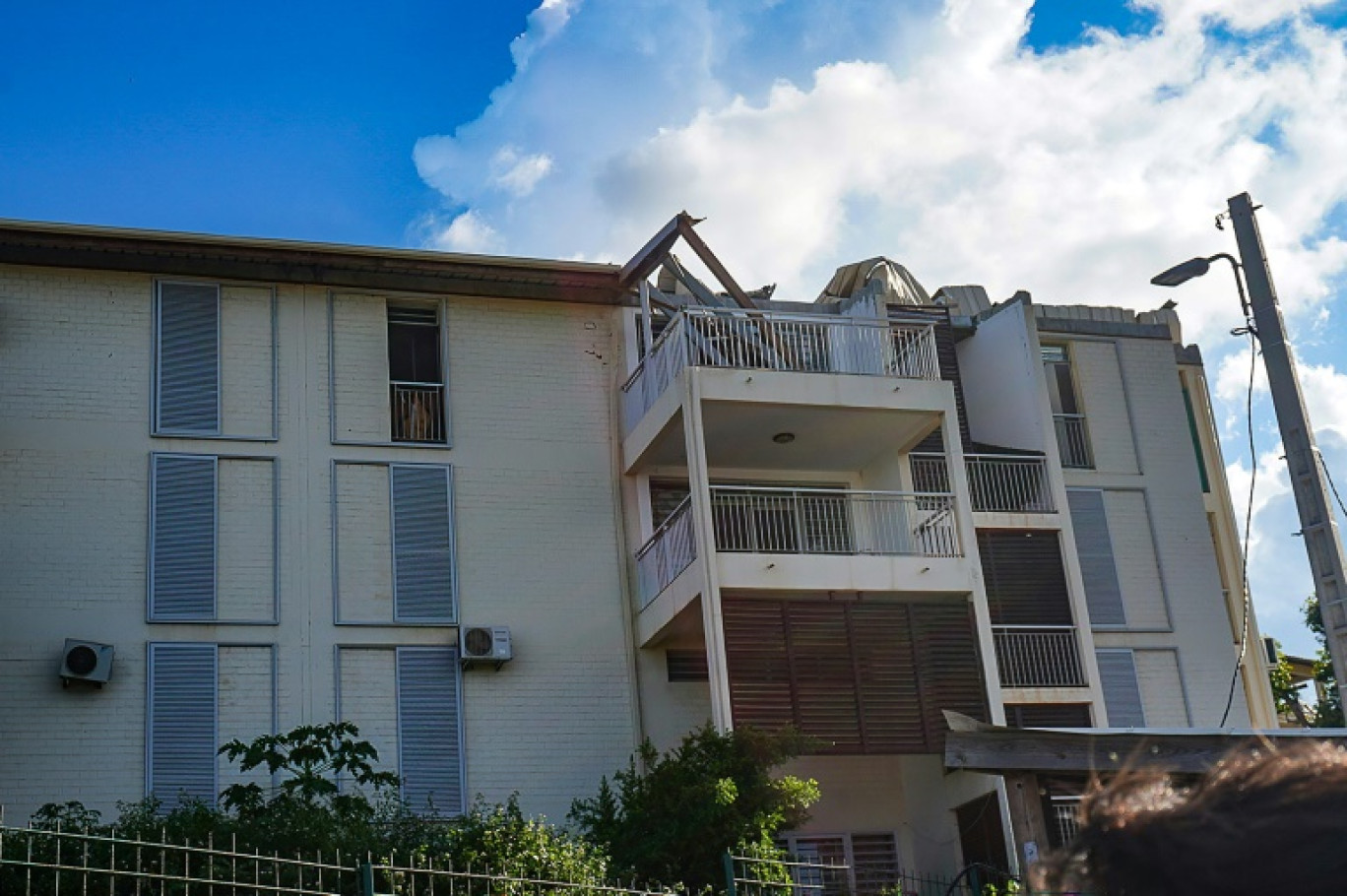 Un immeuble endommagé par le cyclone Chido, à Passamainty, à Mayotte, le 8 avril 2025 © Marine GACHET