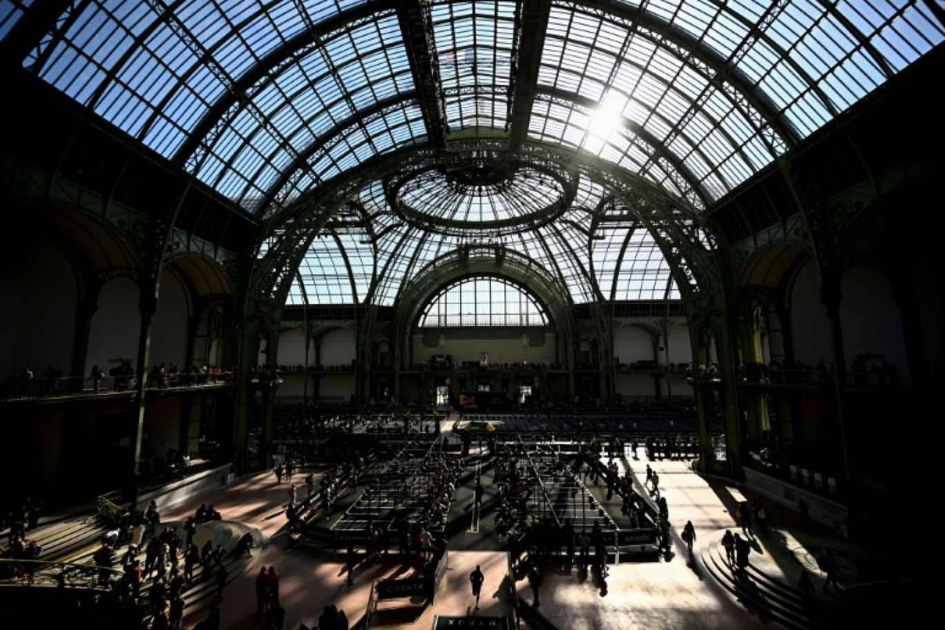 des participants du Hyrox fitness, sous la verrière du Grand Palais, le 18 avril 2025 à Paris © JULIEN DE ROSA