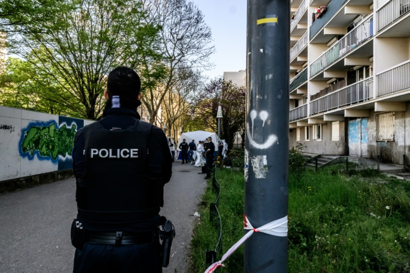 Un policier près du site où la police scientifique opère après qu'un homme de 19 ans a été tué par balle à Vaulx-en-Velin, dans la banlieue de Lyon, le 7 avril 2025 dans le Rhône © Jeff PACHOUD