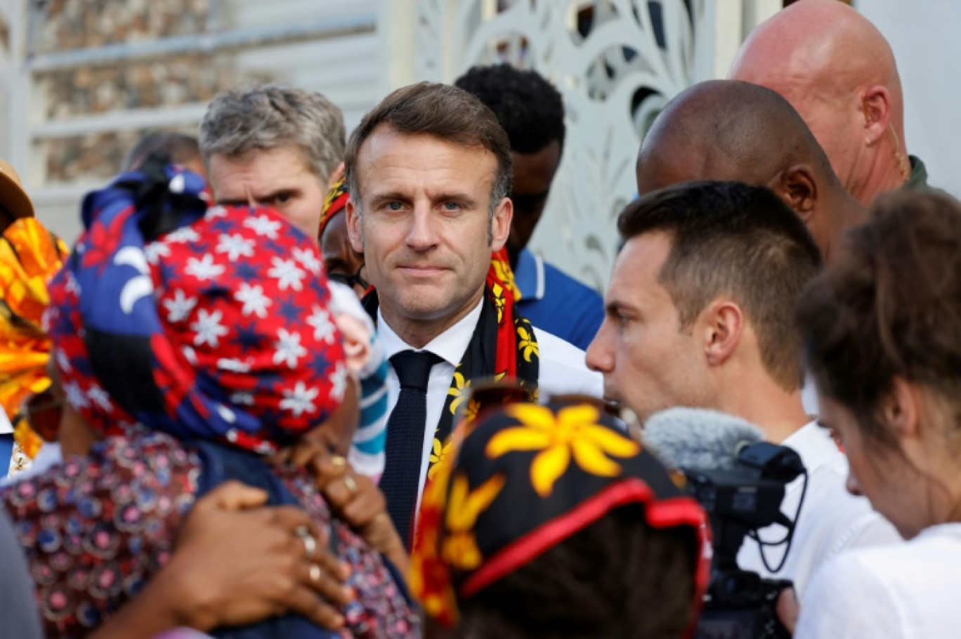 Le président Emmanuel Macron, au centre, lors d'un bain de foule à Tsingoni, à Mayotte, le 21 avril 2025 © Ludovic MARIN