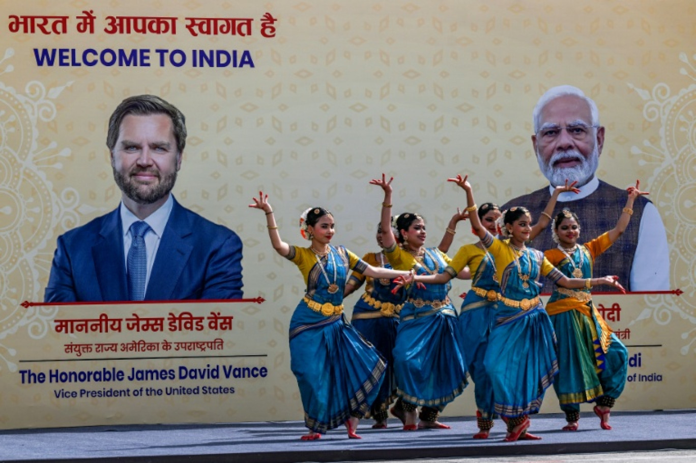 Des danceurs souhaitent la bienvenue au vice-président américain JD Vance à New Delhi. © Kenny HOLSTON