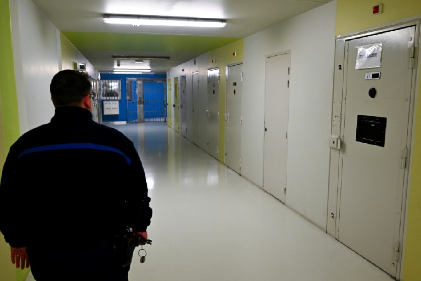 Un agent pénitentiaire dans les couloirs de la prison de Vendin-le-Vieil, le 10 avril 2025 © FRANCOIS NASCIMBENI