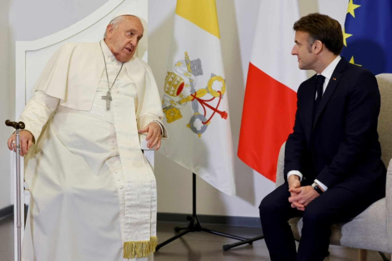 Le pape François (g) et le président Emmanuel Macron lors de leur rencontre à l'aéroport d'Ajaccio, en Corse, le 15 décembre 2024 © Ludovic MARIN