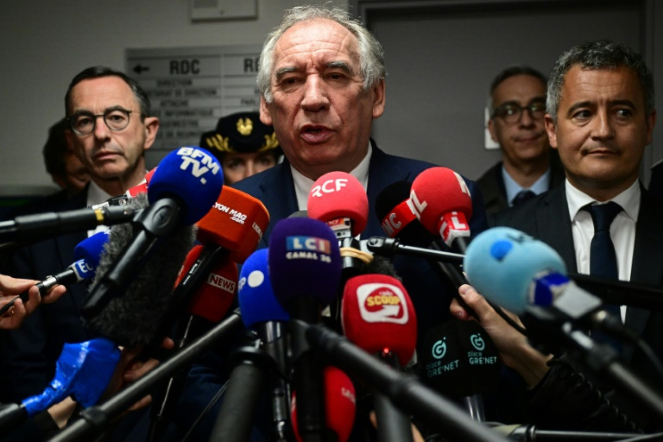 Le Premier ministre François Bayrou (c), accompagné par les ministre de l'Intérieur Bruno Retailleau (g) et de la Justice, Gérald Darmanin (d), fait une déclaration à la presse à l'issue de la visite du Centre pénitentiaire de Saint-Quentin-Fallavier, le 23 avril 2025 dans l'Isère © Olivier CHASSIGNOLE